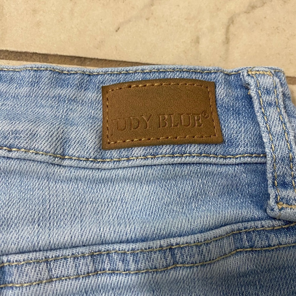 Judy Blue Boyfriend Fit Distressed Light Wash Jeans Shredded Raw Hem Size 5/27 - Picture 10 of 10